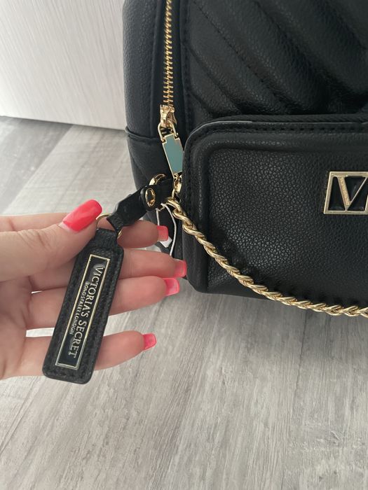 Черна раница на Victoria’s secret