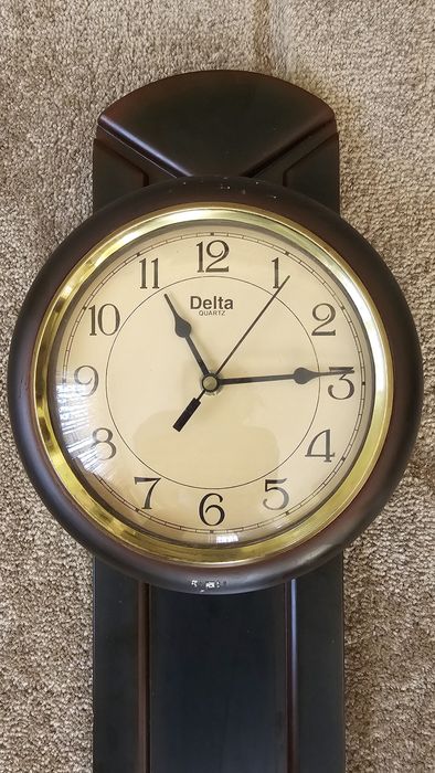 Стенен часовник с кварцов механизъм и махало