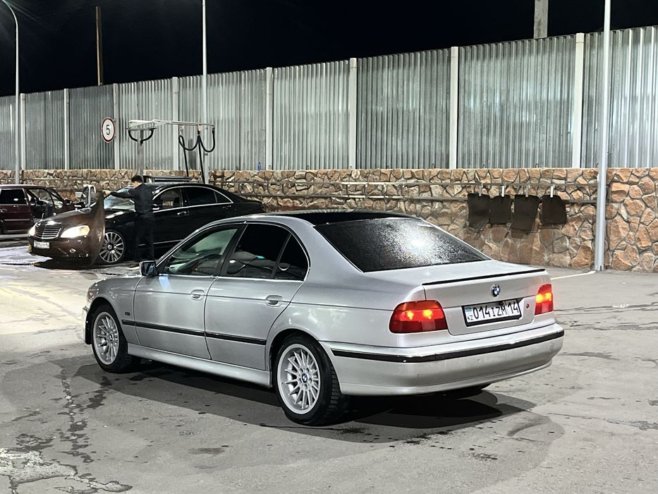 BMW E39 523i.
