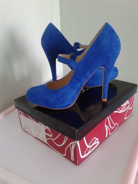 Красивые замшевые туфли