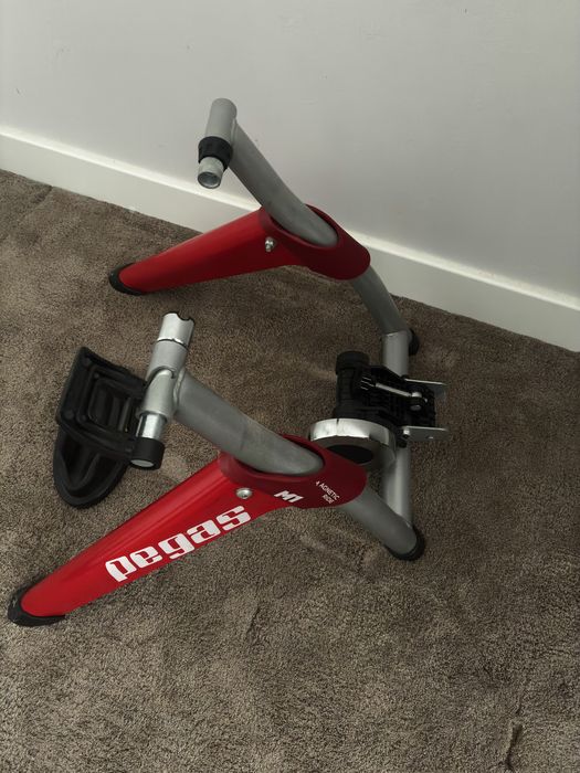 Home trainer magnetic Pegas M1, Cardio, pentru biciclete 26–29” – rosu