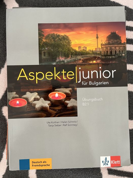 Продавам учебници за 11 и 12 клас