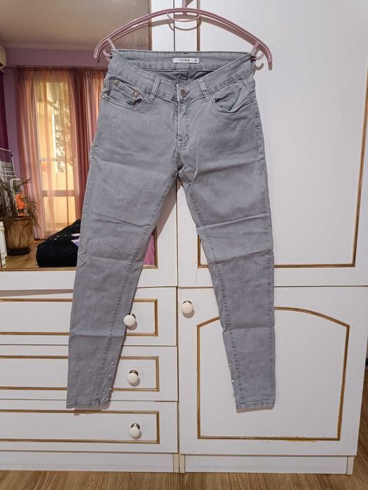 Продавам дънки С/М