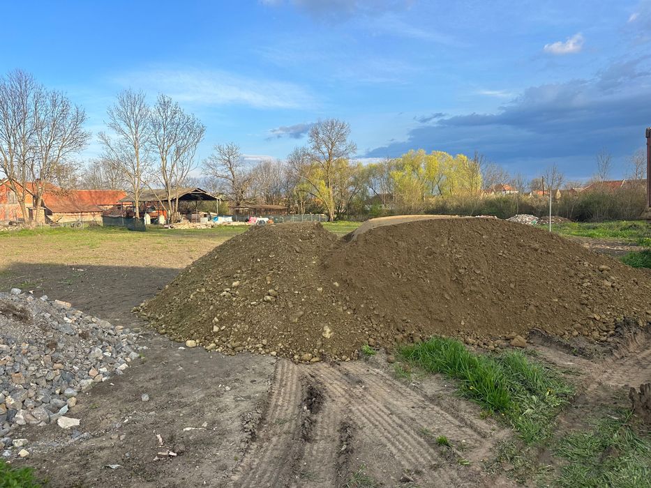 Nisip, piatră concasată, balast, pământ pentru gazon