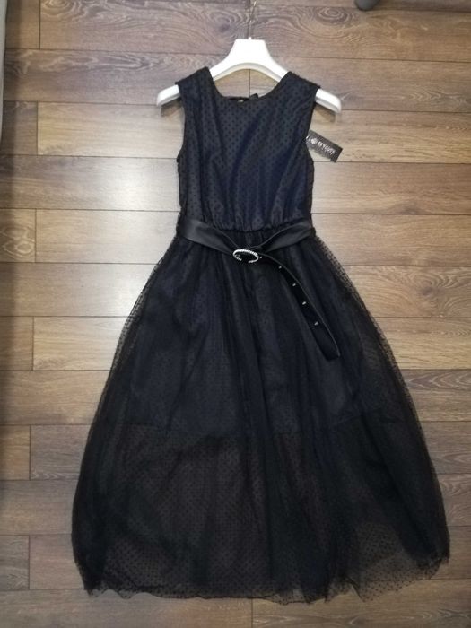 Официална, тюлена рокля на точки.