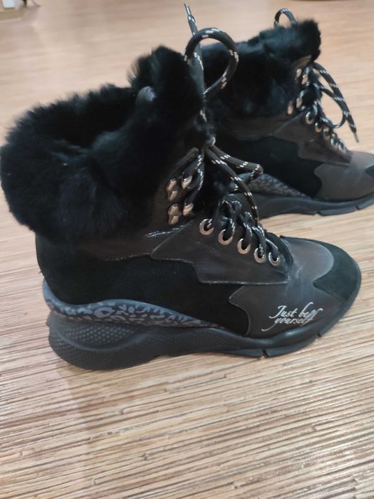 Продам зимние кроссовки