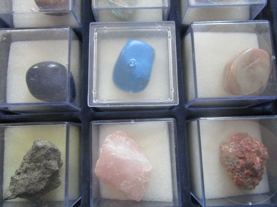 Колекция-голям лот от образци на полускъпоценни камъни