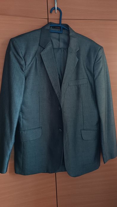 Продам мужские костюмы