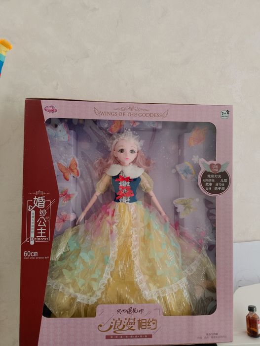 Кукла большой  подарочной коробке.