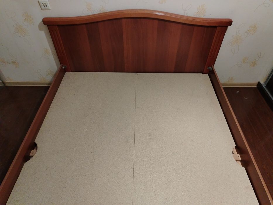 Продаю двуспальную кровать