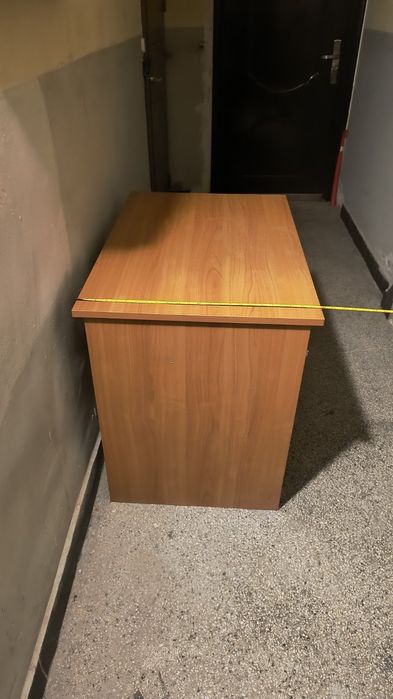 Продавам бюро в много добро състояние