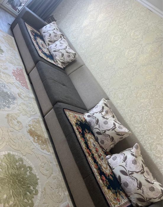 Диван 4,7 метра легкий + пуфы