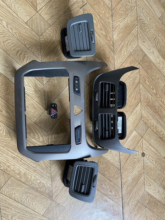 Штатная магнитола дефлекторы