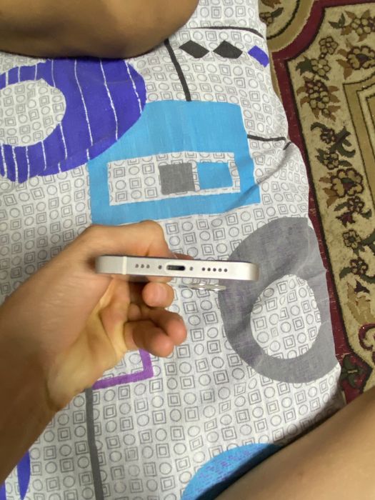 продаю iPhone 13