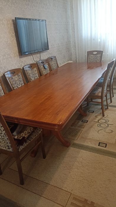 Стол для гостевой комната с 14 стулями