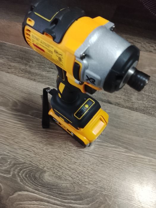 Autofiletanta impact DeWalt cu  baterie de 6A
