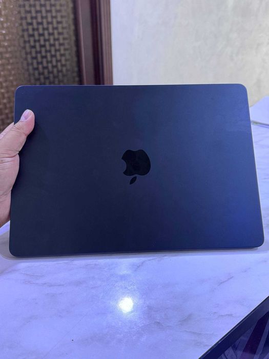 Mac Air M3 13,6-inch 512GB (battery - 100%, cycle count - 25)