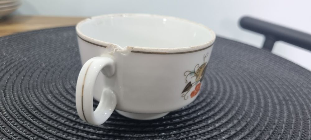 Български порцеланови чинии и чаши