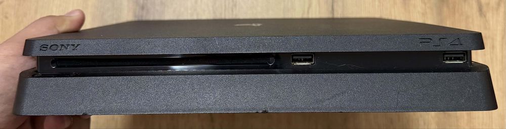 Vând PlayStation 4 Pro laptop+jocuri