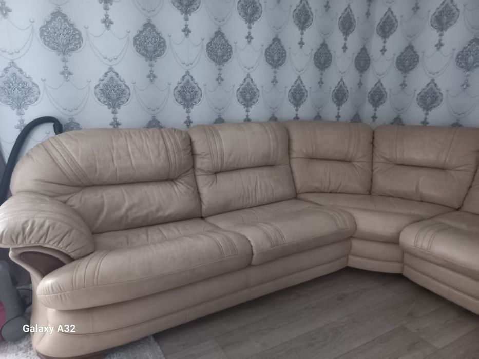 Кожаный диван в идеальном состоянии