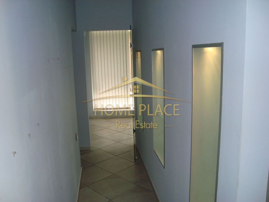 Търговско помещение с обща площ от 90м2 на партерен етаж.