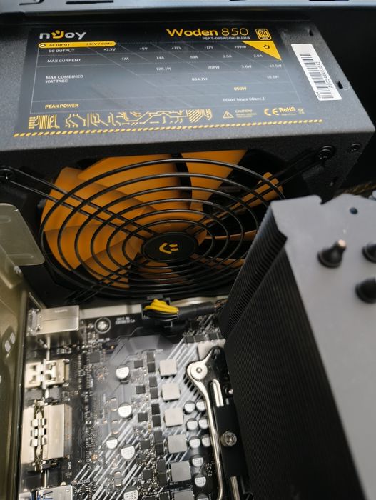 PC I7 10700K, 32Gb RAM, SSD 256Gb + Monitor  LG 19 inch cadou