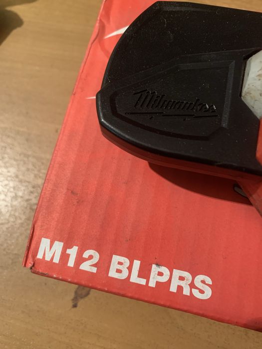 Продавам лозарска ножица Milwaukee M12 BLPRS - Отлично състояние!