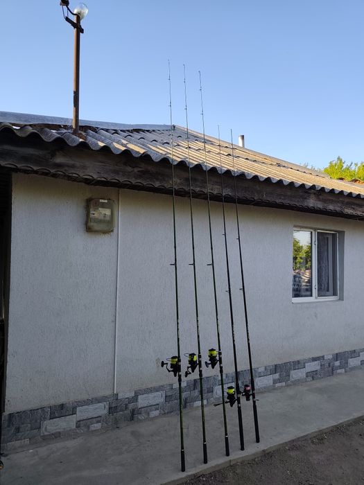 Vând 3 lansete și 3 mulinete