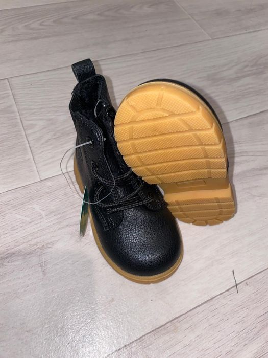 Ботинки и кросовки, новые, теплые.