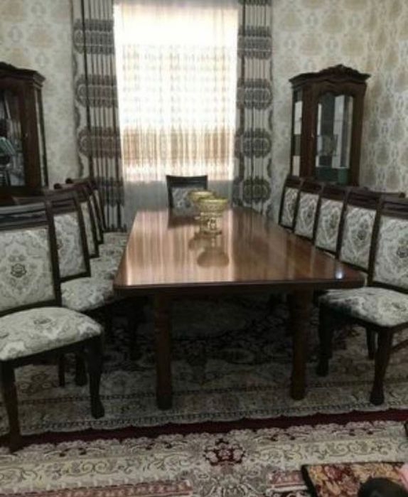 стол и 10 стульев