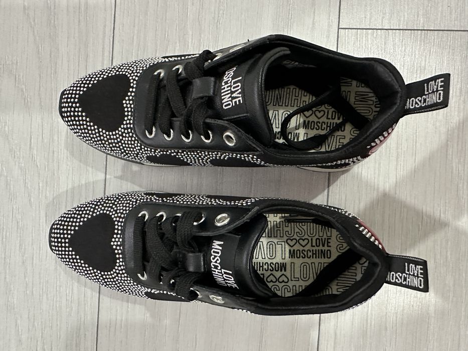 Sneakers Love Moschino