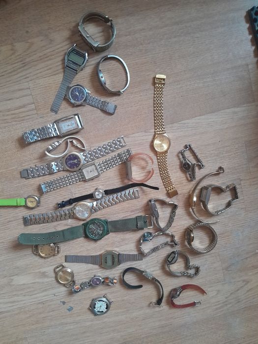 Часы разные старые некоторый ходит