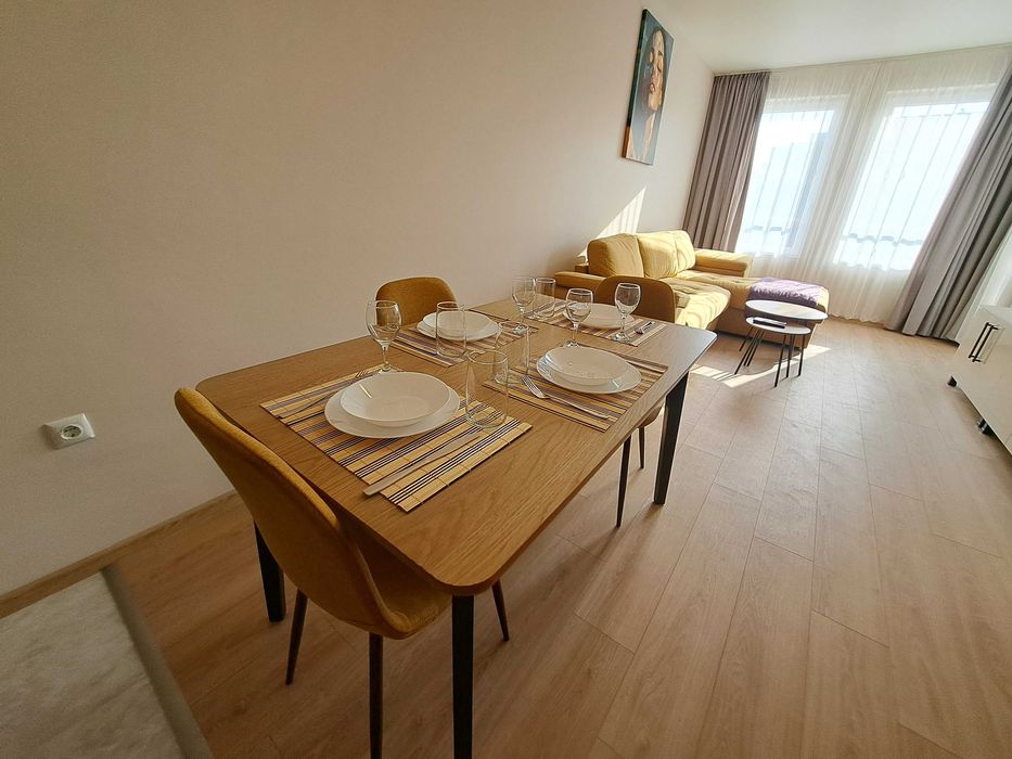 Дава се под наем Двустаен апартамент в к.к. Св.Св. Константин и Елена - 76 кв.м за 612 € - Снимка #2