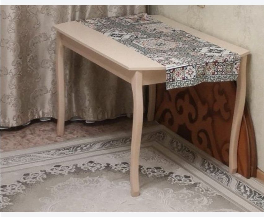 Деревянный стол в гостиную