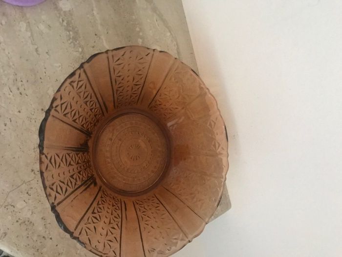 Продавам стъклена чиния за плодове или торта