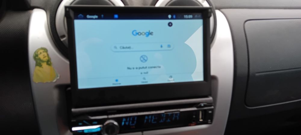 Casetofon cu ecran retractabil.