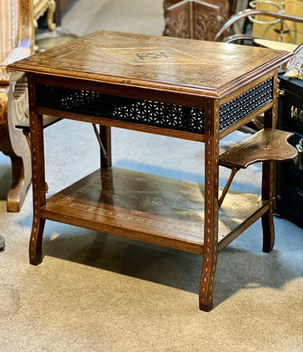 Masă veche din lemn masiv, cu intarsii și sculpturi fine