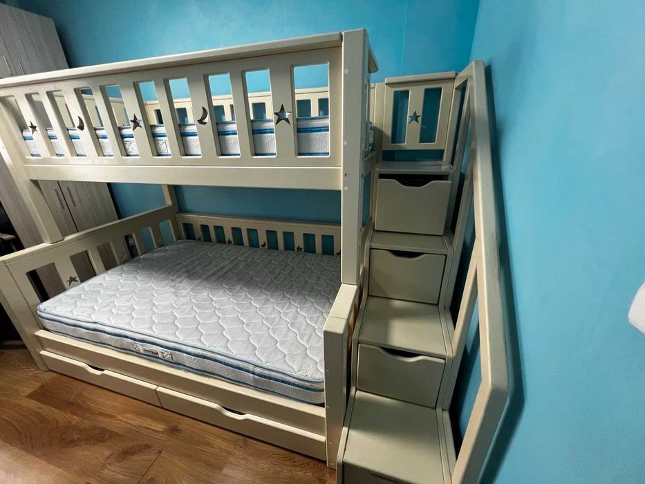 Двуетажно легло с чекмеджета, с включени матраци
