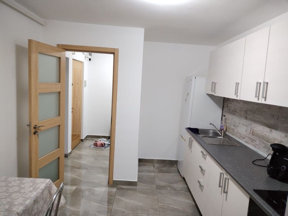 inchiriez apartament 3 camere decomandat