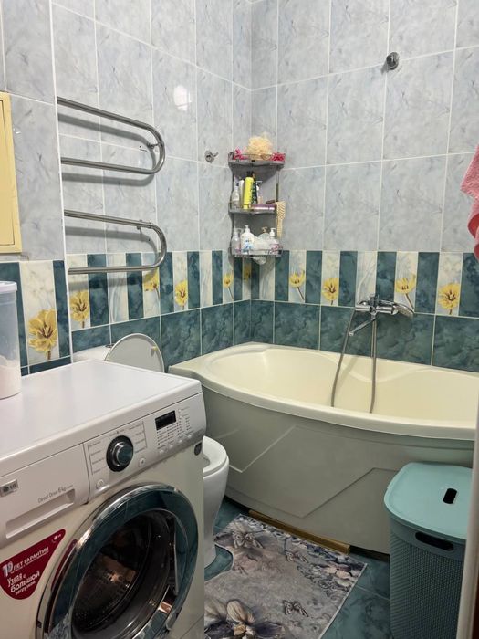 4 комнат, 8 этаж, 9 этажный дом. Площадь 200 квадратных метров.