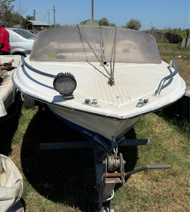 Vand barca cu motor si peridoc