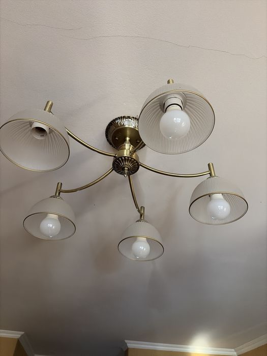 Срочно продам люстру