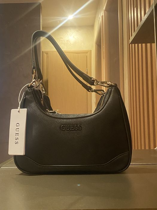 нова оригинална чанта Guess