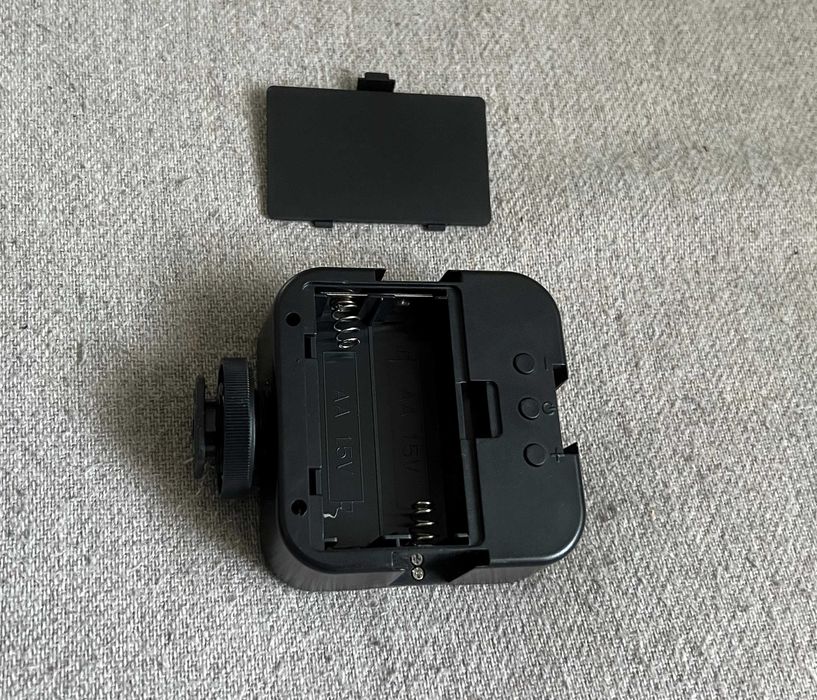 Lampa LED foto video compacta cu alimentare pe baterii AA reglabila