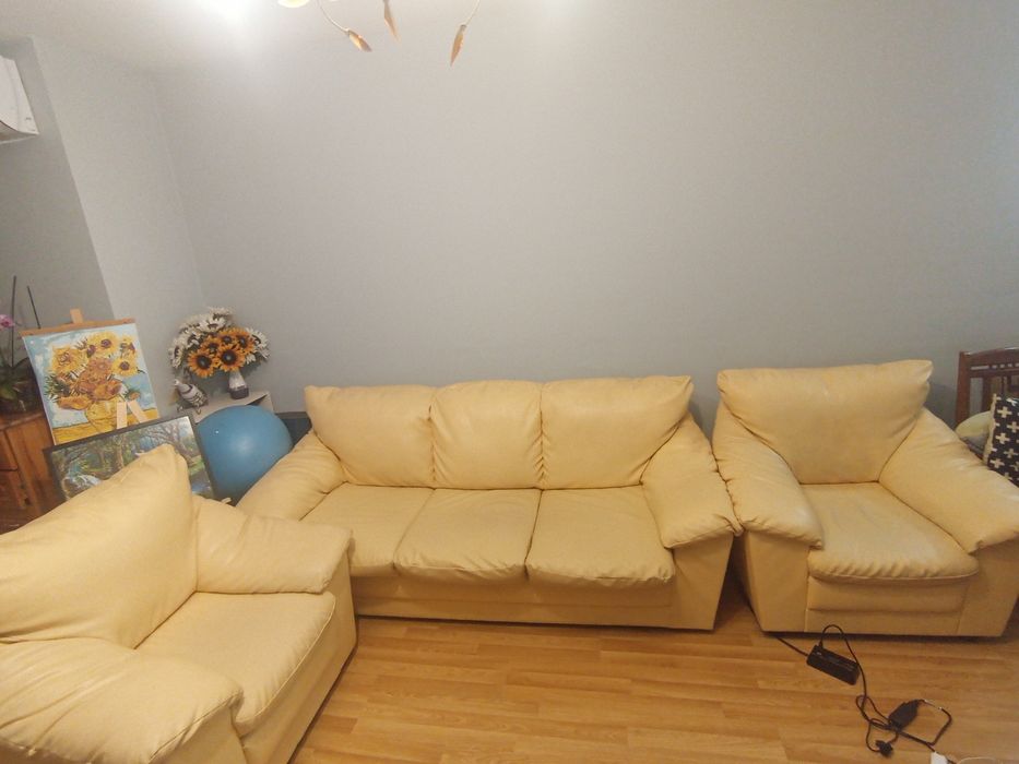 Разгъваем кожен диван с два фотьойла