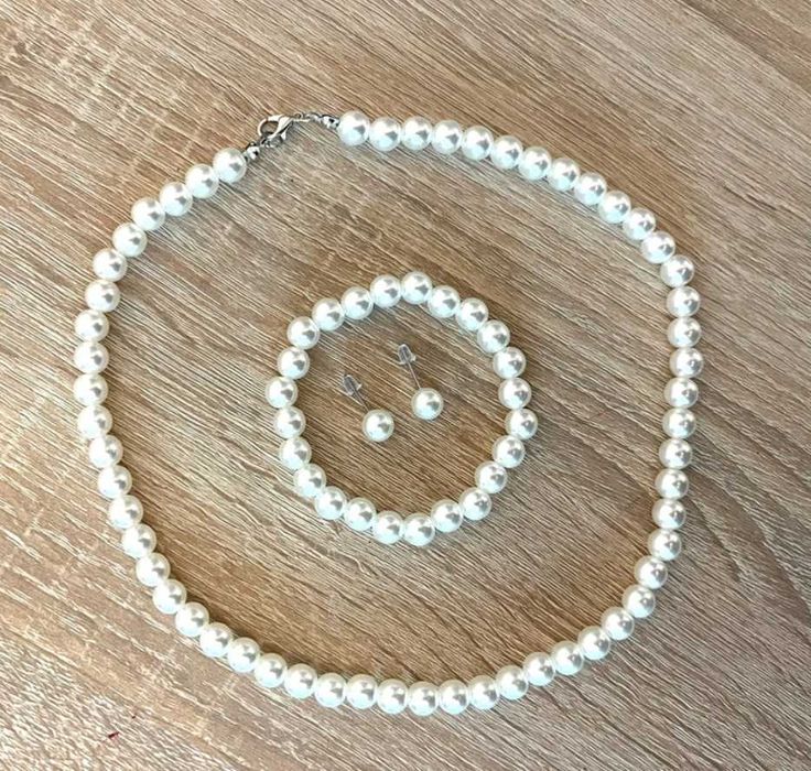 Set elegant cu perle albe – colier, brățară și cercei