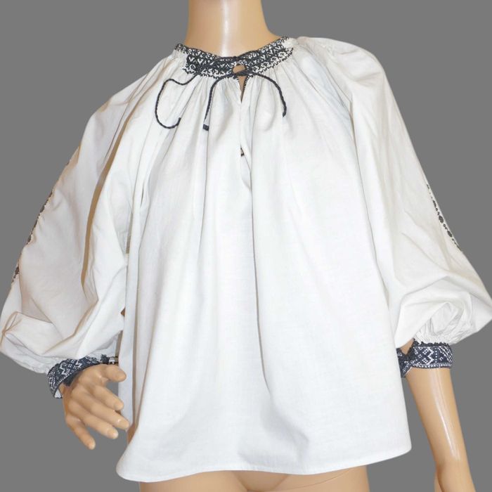 Ie traditionala veche din Transilvania , camasa veche cu ciupag M-L