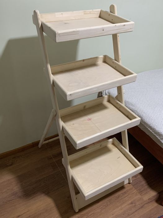 Стол, кровати, вешалки, полки