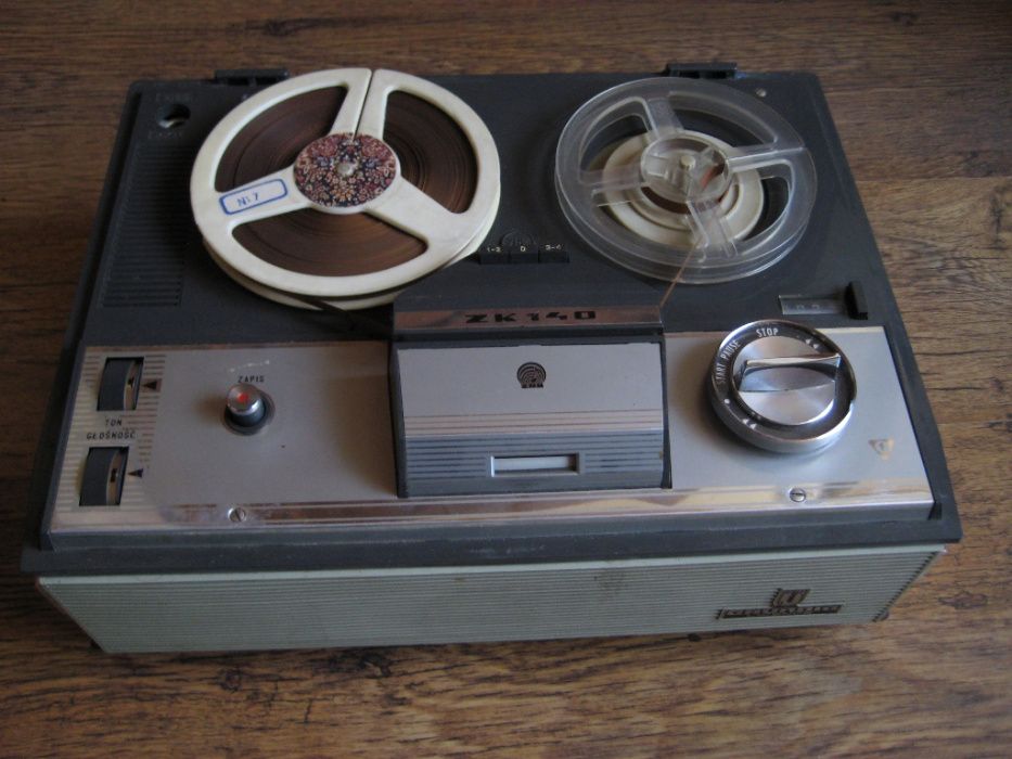 Стари радиа с лампи и магнетофон