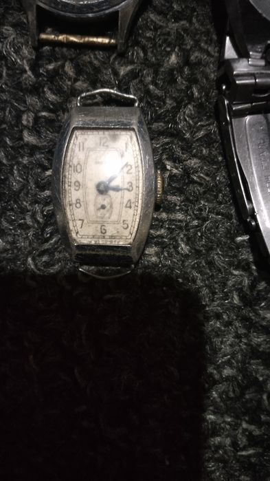 Часы механические не на ходу.